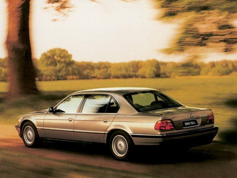 BMW 7 Series III (E38)، سيدان Long — منظر خلفي أيمن