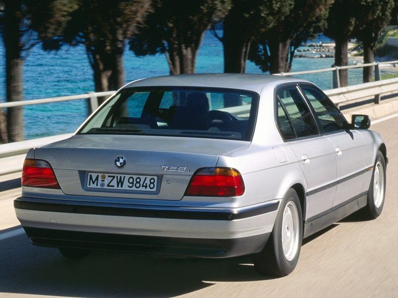 BMW 7 Series III (E38), Седан — вид сзади справа