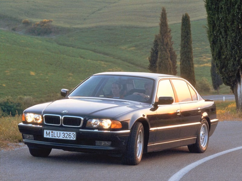 BMW 7 Series III (E38), Седан — вид спереди справа