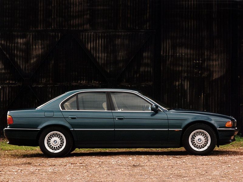 BMW 7 Series III (E38), Седан — вид справа