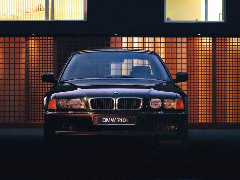 BMW 7 Series III (E38), Седан — вид спереди