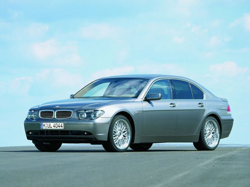 BMW 7 Series IV (E65/E66)، سيدان — منظر أمامي أيمن