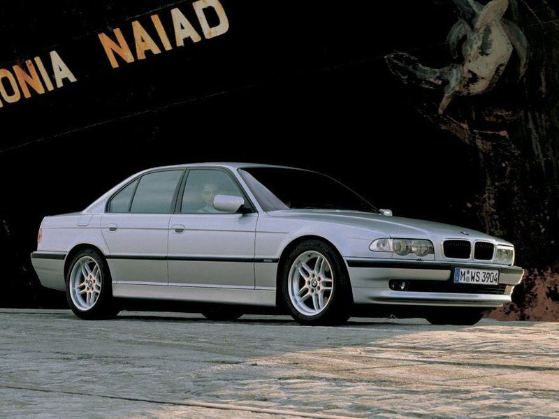 BMW 7 Series عملية فيس ليفت III (E38)، سيدان — منظر أمامي أيمن