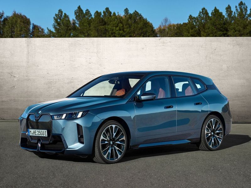BMW iX I (I20) فيس ليفت، دفع رباعي 5 أبواب — منظر أمامي أيسر