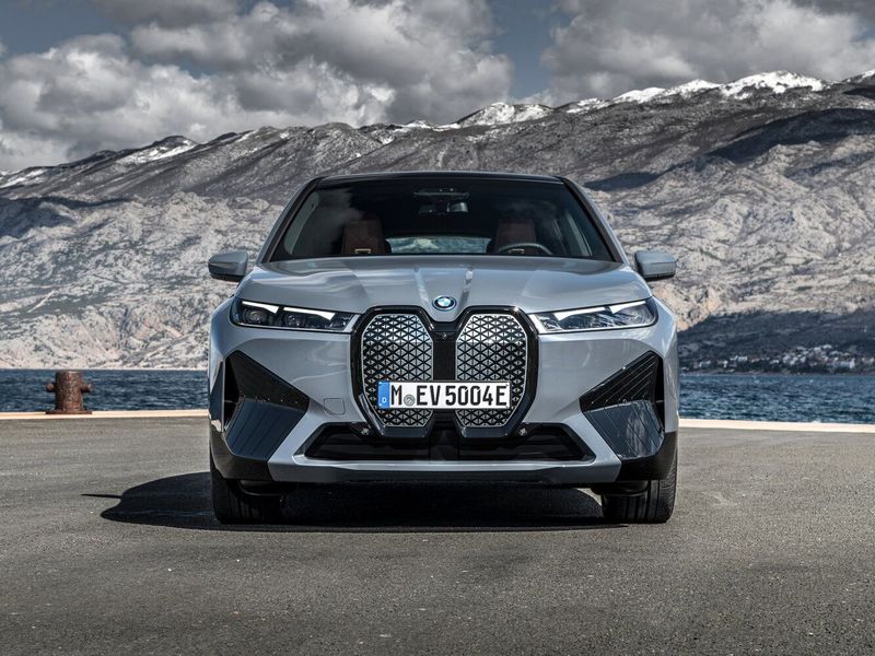 BMW iX I (I20)، دفع رباعي 5 أبواب — منظر أمامي