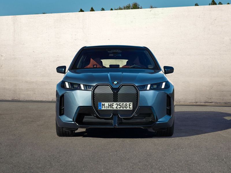 BMW iX I (I20) فيس ليفت، دفع رباعي 5 أبواب — منظر أمامي