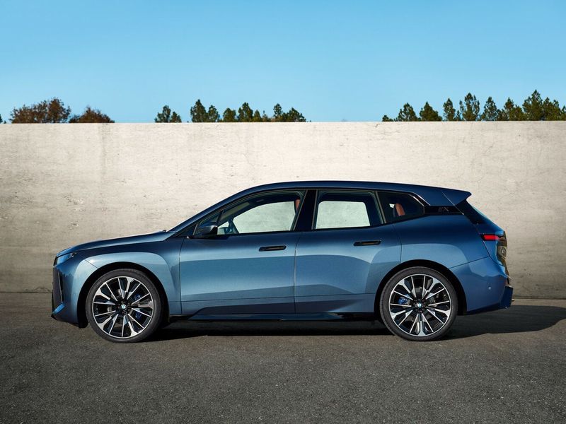 BMW iX I (I20) فيس ليفت، دفع رباعي 5 أبواب — منظر من الجانب الأيسر