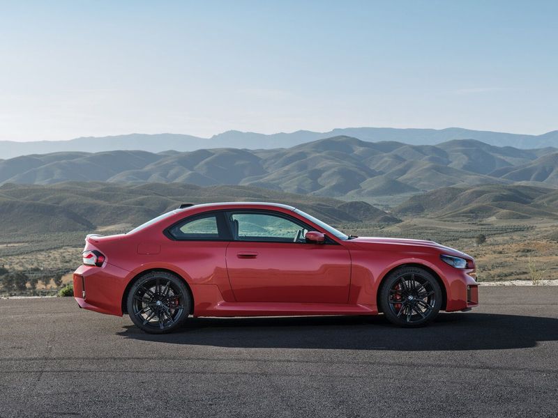 BMW M2 G87، كوبيه — منظر من الجانب الأيسر