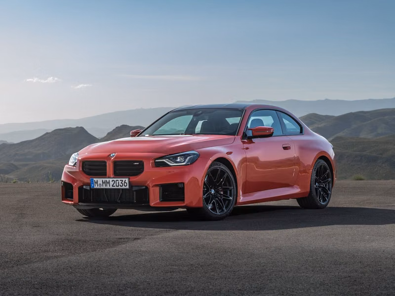 BMW M2 G87، كوبيه — منظر أمامي بزاوية ثلاثة أرباع
