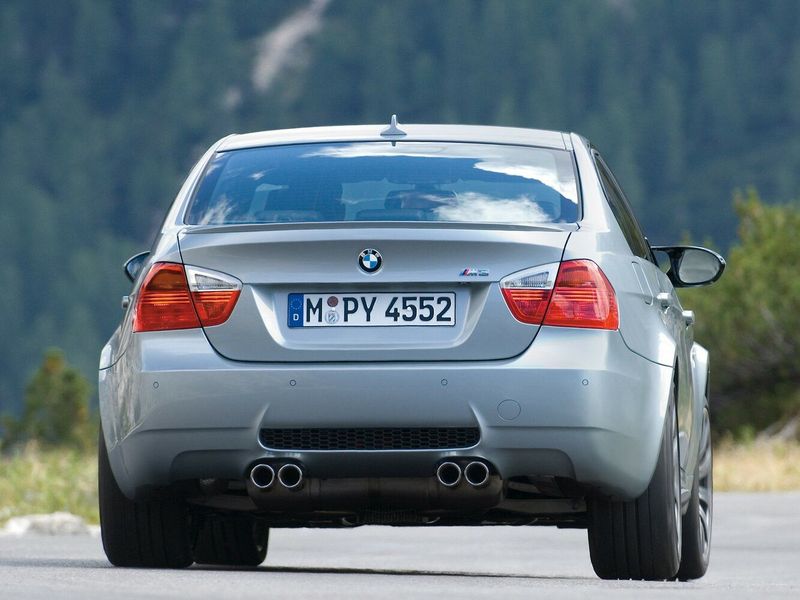BMW M3 IV (E90)، سيدان — منظر خلفي
