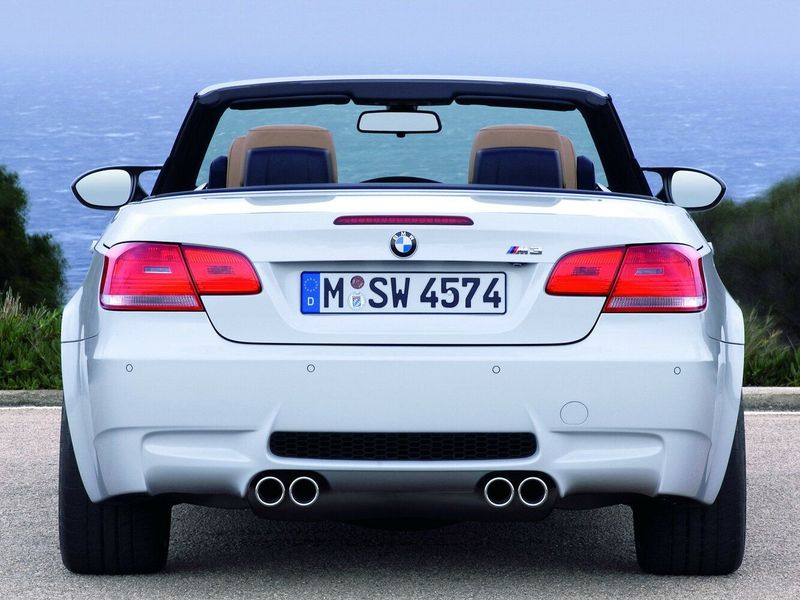 BMW M3 IV (E90)، قابلة للتحويل — منظر خلفي
