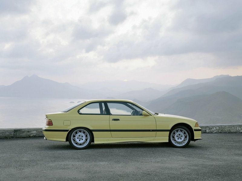 BMW M3 II (E36)، كوبيه — منظر من الجانب الأيمن