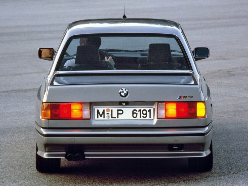 BMW M3 I (E30)، كوبيه — منظر خلفي