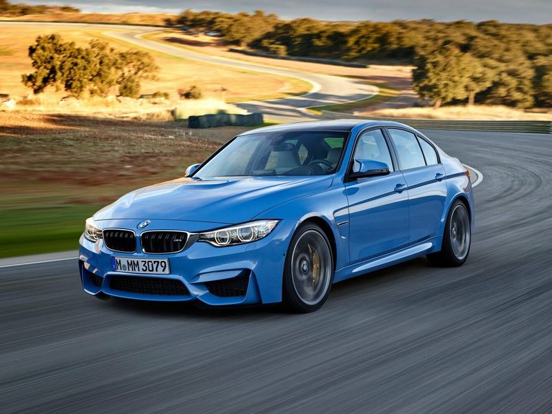 BMW M3 V (F80)، سيدان — منظر أمامي أيمن