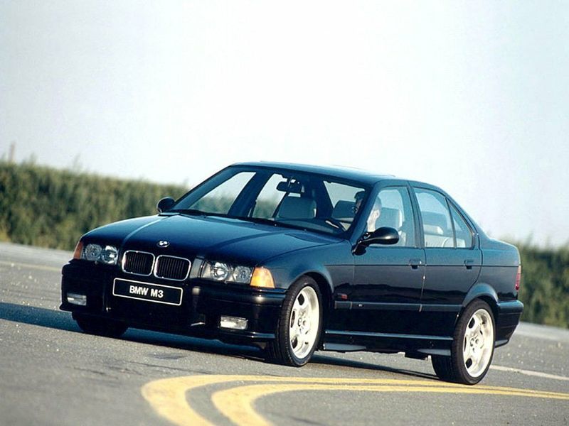 BMW M3 II (E36)، سيدان — منظر أمامي أيمن