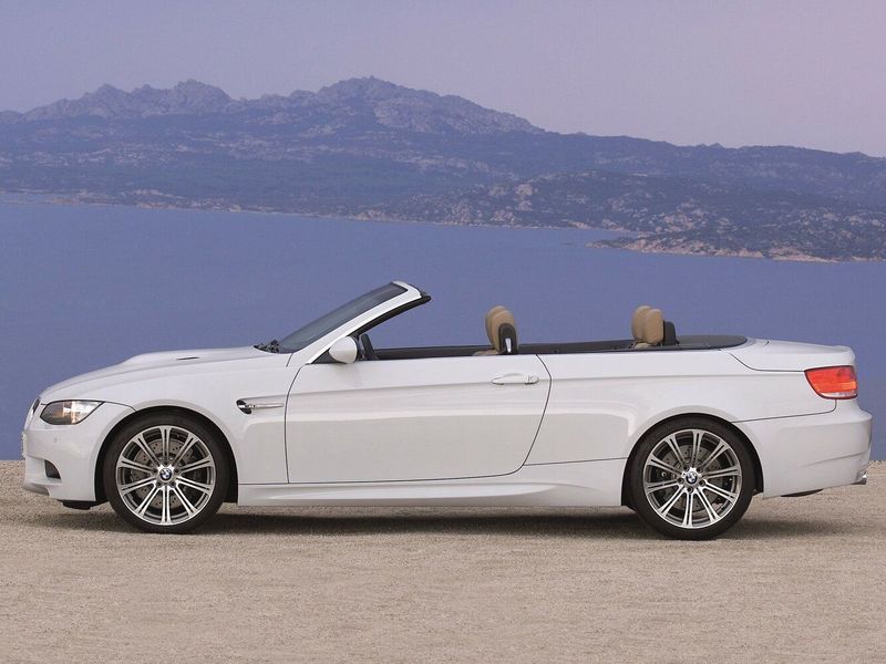 BMW M3 IV (E90)، قابلة للتحويل — منظر من الجانب الأيسر