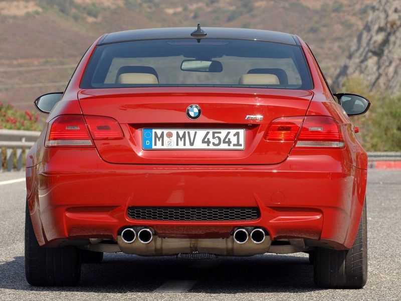 BMW M3 IV (E90)، كوبيه — منظر خلفي