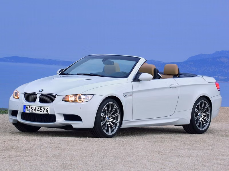 BMW M3 IV (E90)، قابلة للتحويل — منظر أمامي أيمن