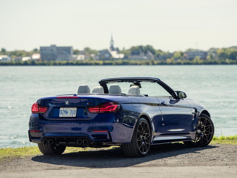 BMW M4 عملية فيس ليفت F82/F83، قابلة للتحويل — منظر خلفي أيمن