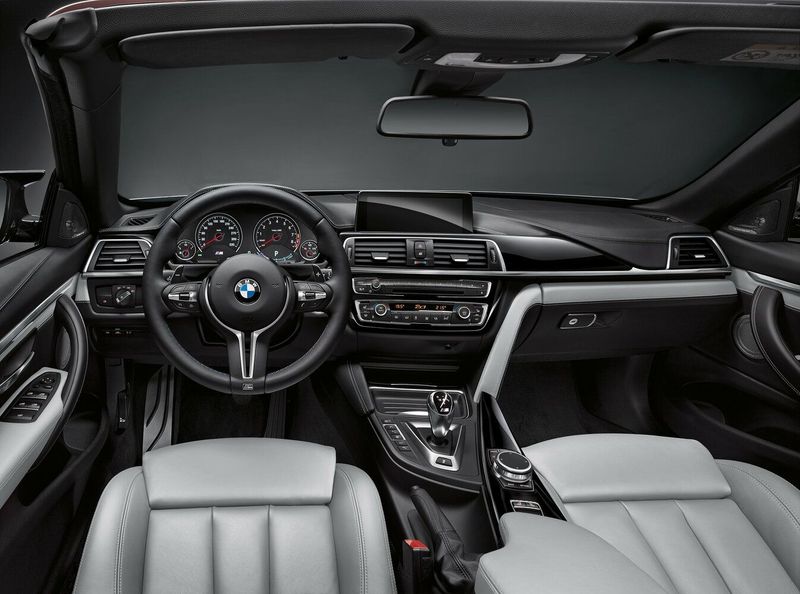 BMW M4 عملية فيس ليفت F82/F83، قابلة للتحويل — منطقة السائق