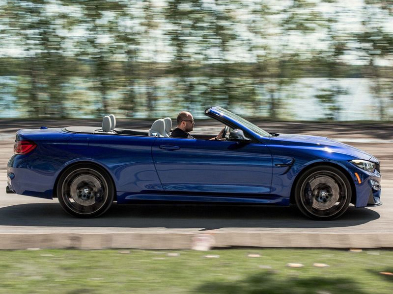 BMW M4 عملية فيس ليفت F82/F83، قابلة للتحويل — منظر من الجانب الأيمن