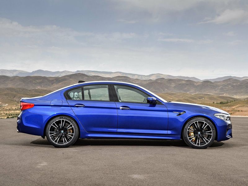BMW M5 السادس (F90)، سيدان — منظر من الجانب الأيمن