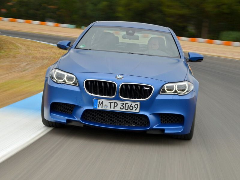 BMW M5 عملية فيس ليفت V (F10)، سيدان — منظر أمامي