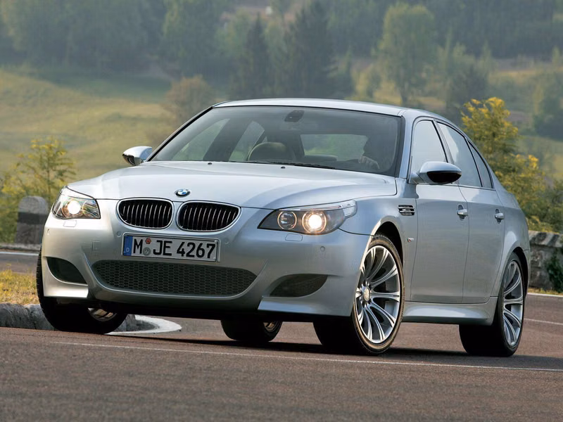 BMW M5 IV (E60/E61)، سيدان — منظر أمامي أيمن
