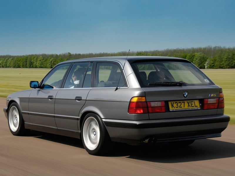 BMW M5 II (E34), Универсал 5 дв. — вид сзади справа