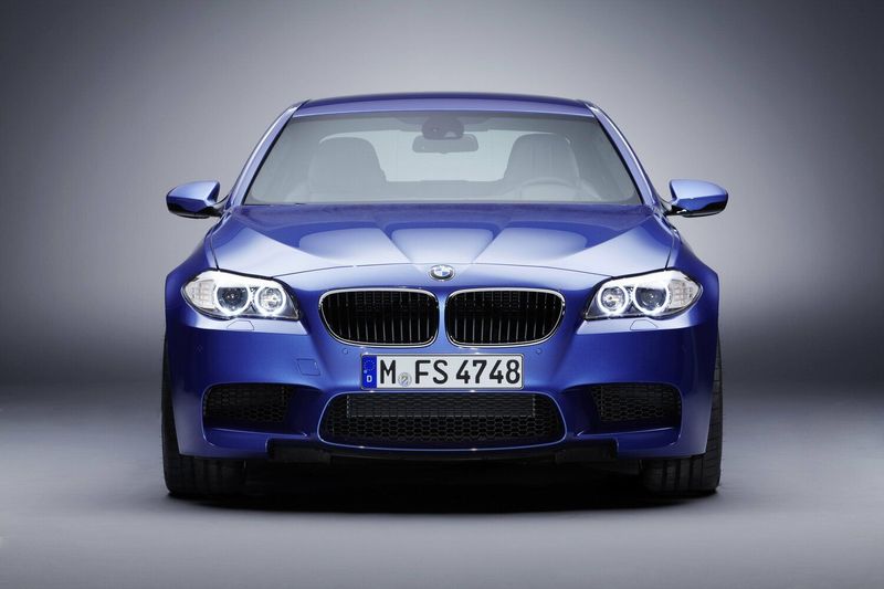 BMW M5 V (F10)، سيدان — منظر أمامي