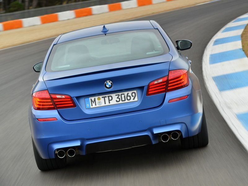 BMW M5 عملية فيس ليفت V (F10)، سيدان — منظر خلفي