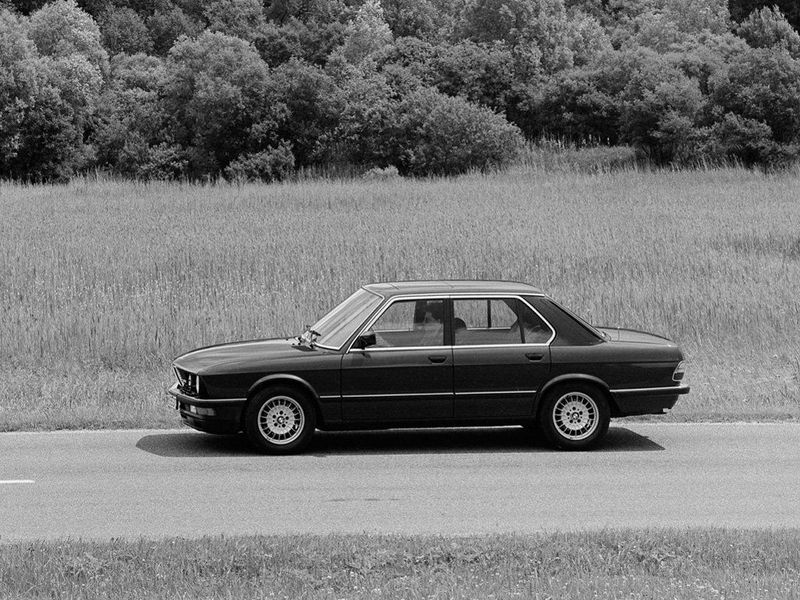 BMW M5 I (E28)، سيدان — منظر من الجانب الأيسر