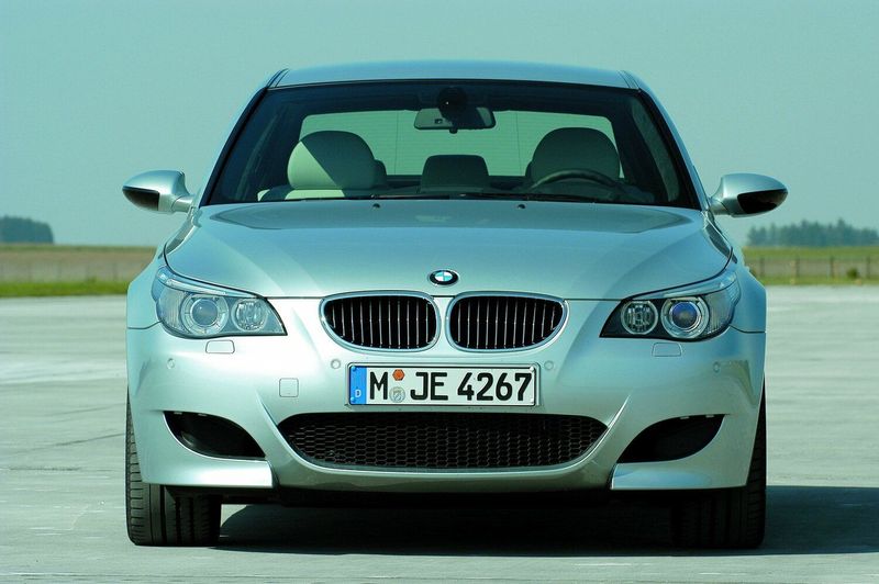 BMW M5 IV (E60/E61)، سيدان — منظر أمامي