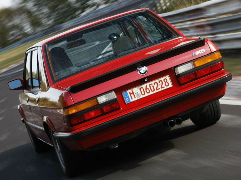 BMW M5 I (E28)، سيدان — منظر خلفي أيسر