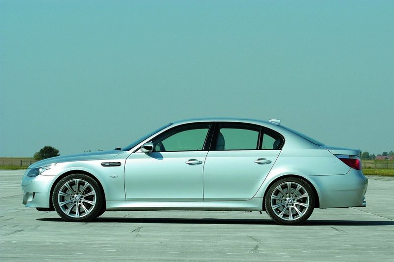 BMW M5 IV (E60/E61)، سيدان — منظر من الجانب الأيسر