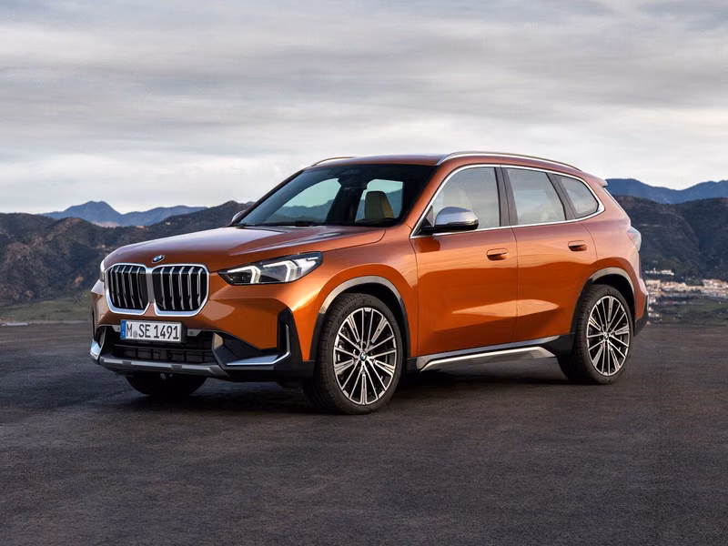 BMW X1 ثالثاً (U11/U12)، دفع رباعي 5 أبواب — منظر أمامي بزاوية ثلاثة أرباع