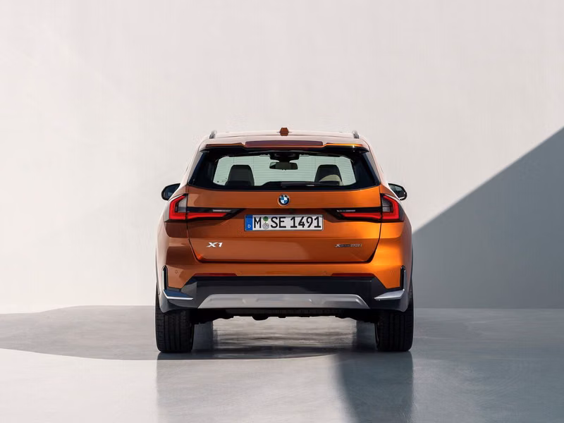 BMW X1 ثالثاً (U11/U12)، دفع رباعي 5 أبواب — منظر خلفي