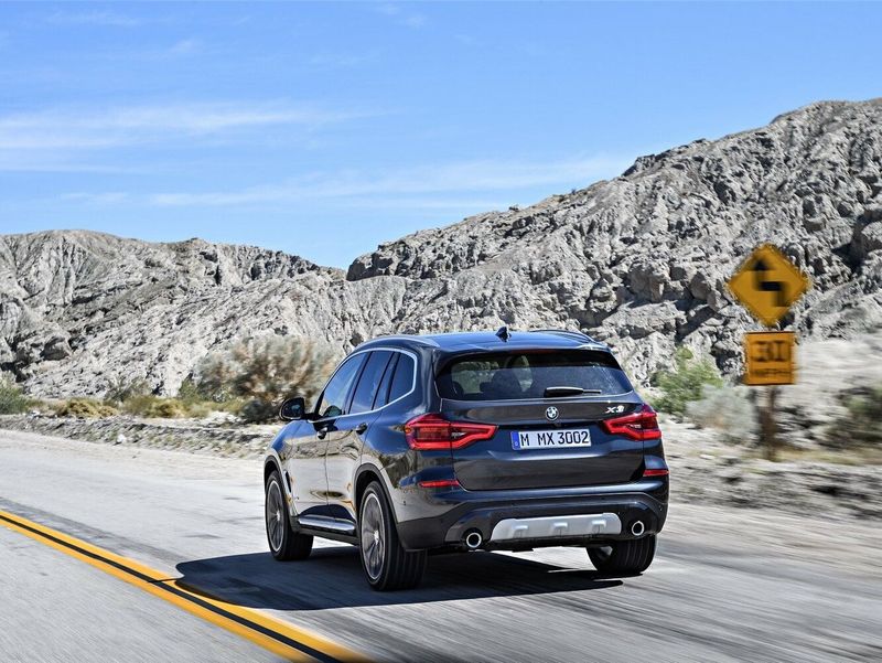 BMW X3 III (G01)، دفع رباعي 5 أبواب — منظر خلفي أيسر