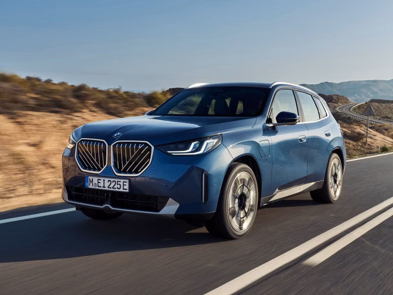 BMW X3 IV (G45/G48)، دفع رباعي 5 أبواب — منظر أمامي بزاوية ثلاثة أرباع
