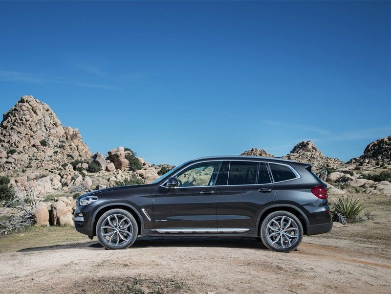 BMW X3 III (G01)، دفع رباعي 5 أبواب — منظر من الجانب الأيسر