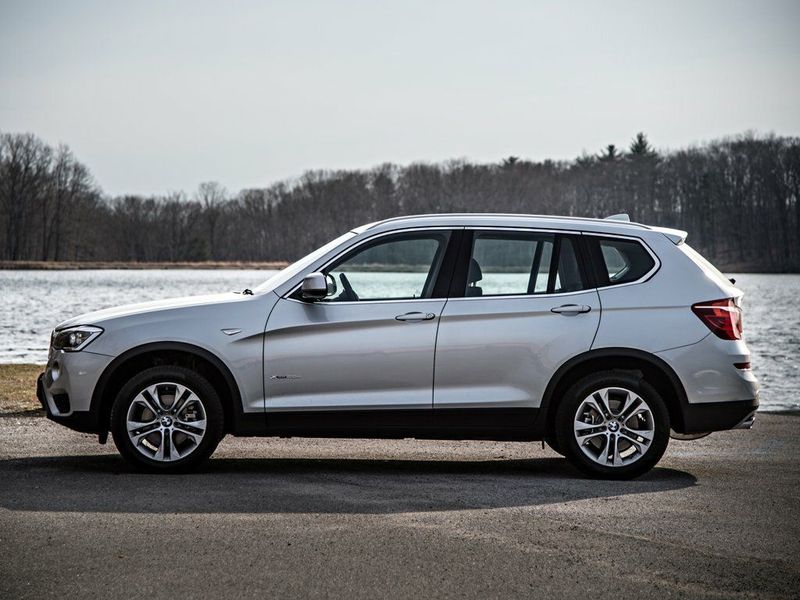 BMW X3 II (F25) فيس ليفت II (F25)، دفع رباعي 5 أبواب — منظر من الجانب الأيمن