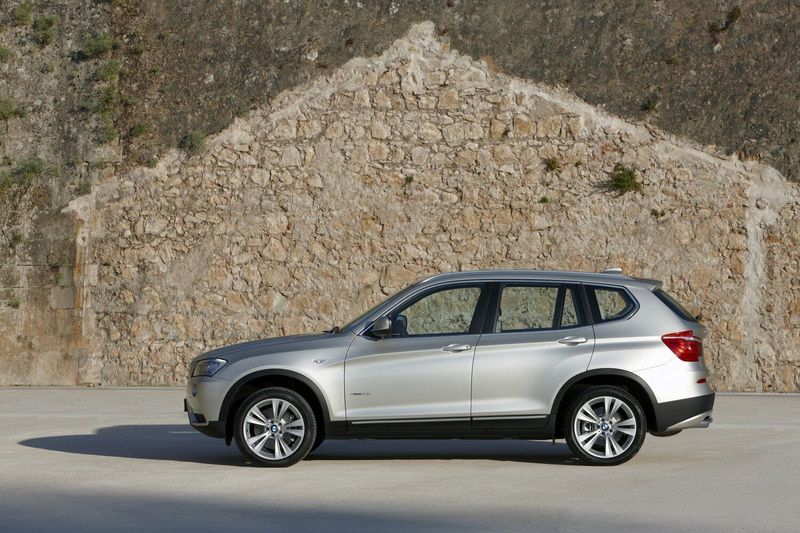 BMW X3 II (F25)، دفع رباعي 5 أبواب — منظر من الجانب الأيمن