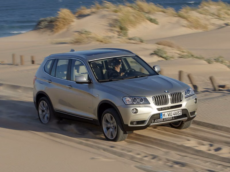 BMW X3 II (F25)، دفع رباعي 5 أبواب — منظر أمامي أيمن