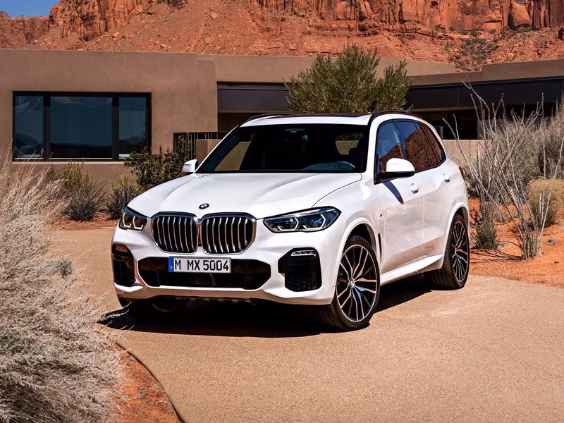 BMW X5 IV (G05/G18)، دفع رباعي 5 أبواب — منظر أمامي أيمن