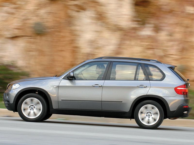 BMW X5 II (E70)، دفع رباعي 5 أبواب — منظر من الجانب الأيسر