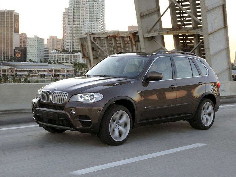 BMW X5 عملية فيس ليفت II (E70)، دفع رباعي 5 أبواب — منظر أمامي أيمن