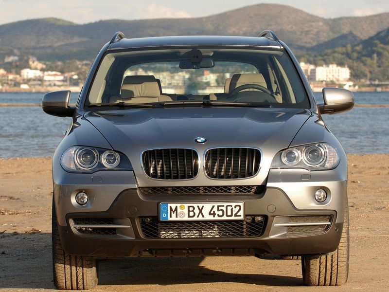 BMW X5 II (E70)، دفع رباعي 5 أبواب — منظر أمامي