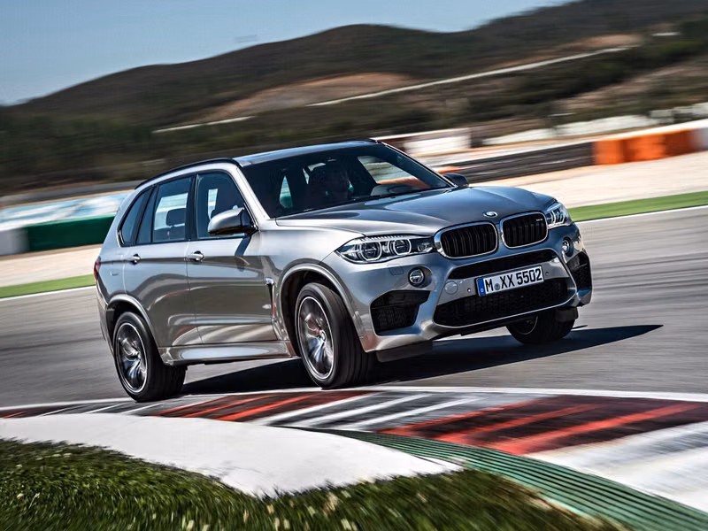 BMW X5 M II (F85)، دفع رباعي 5 أبواب — منظر أمامي أيمن