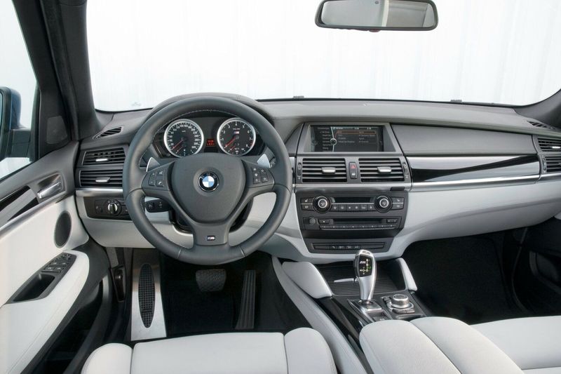 BMW X5 M I (E70)، دفع رباعي 5 أبواب — منطقة السائق