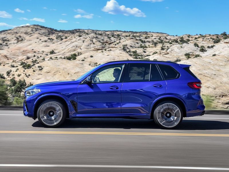 BMW X5 M III (F95)، دفع رباعي 5 أبواب — منظر من الجانب الأيسر